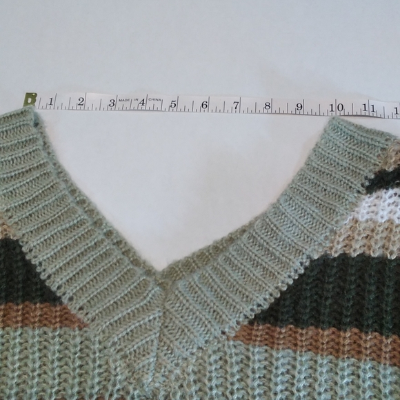 NO COMMENT V-NECK SWEATER - Picture 4 of 5